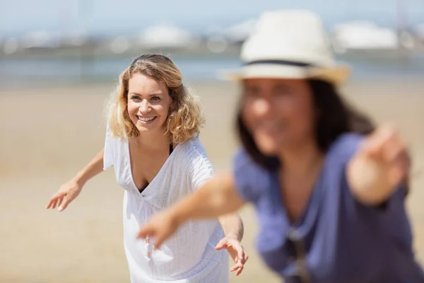 Two Women Leaning Fowards Beach — Stock Photo, Image