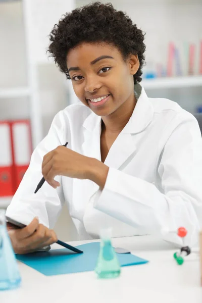 Kobieta Afrykański Naukowiec Medyczny Lub Absolwent Student — Zdjęcie stockowe
