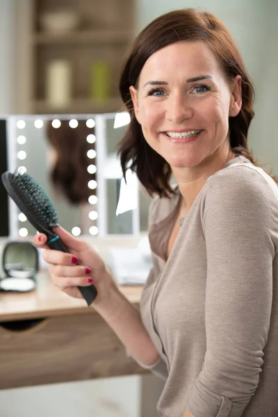 Schöne Frau Die Die Kamera Lächelt — Stockfoto