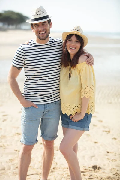 Potret Pasangan Muda Yang Hidup Pantai — Stok Foto