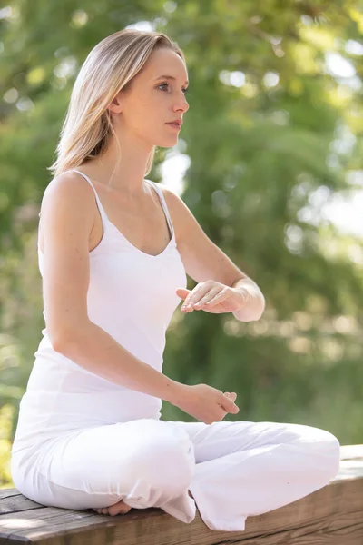 Schönes Positiveblondes Mädchen Weißer Kleidung Yoga Pose — Stockfoto