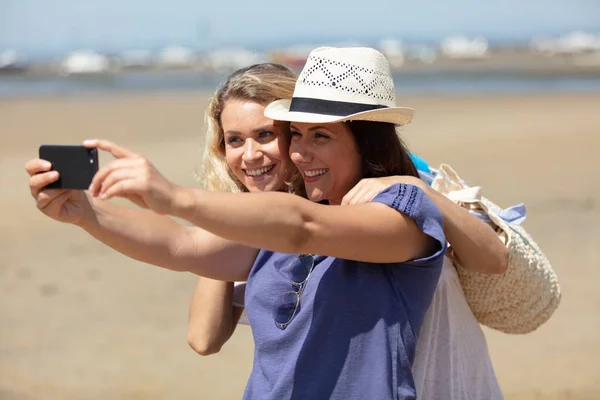 Amiche Che Scattano Selfie Spiaggia Con Uno Smartphone — Foto Stock