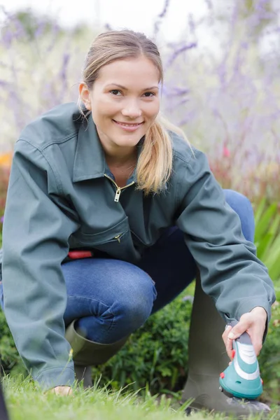 Una Mujer Feliz Jardinería —  Fotos de Stock