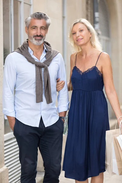 Ein Elegantes Reifes Paar Beim Einkaufen — Stockfoto