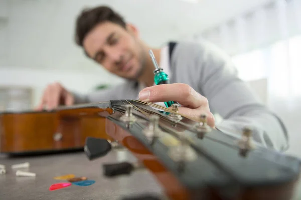 Luthier Χρησιμοποιώντας Κατσαβίδι Για Λειτουργήσει Μια Κιθάρα — Φωτογραφία Αρχείου