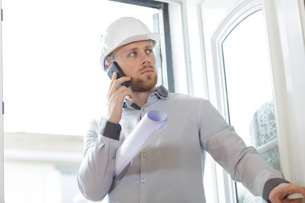 Успешный Мужчина Архитектор Шлеме Говорит Мобильный Телефон — стоковое фото