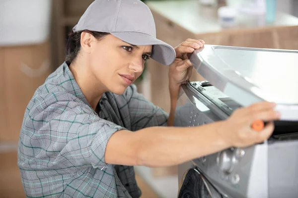 Vrouwelijke Loodgieter Repareren Wasmachine — Stockfoto