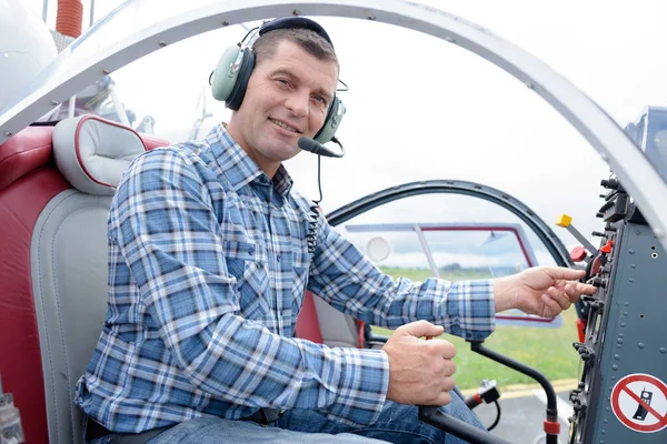 Pilot Pózuje Stisknutím Tlačítek Panelu — Stock fotografie