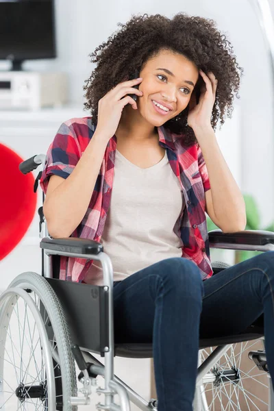 Kadın Onun Smartphone Kullanarak Tekerlekli Sandalyede — Stok fotoğraf