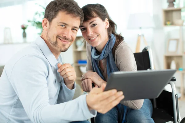 Couple Home Using Tablet — Stock Photo, Image