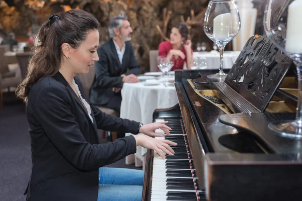 餐馆里弹奏音乐的钢琴家 — 图库照片
