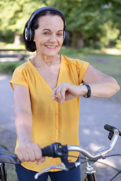 快乐的女人骑自行车游览 — 图库照片