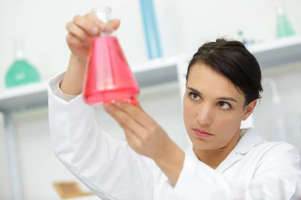 Vrouwelijke Onderzoeker Het Bezit Van Een Fles Met Rode Vloeistof — Stockfoto