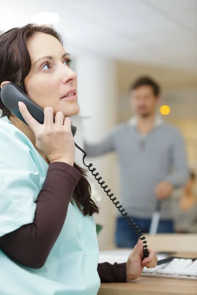 Joven Recepcionista Hablando Por Teléfono Hospital — Foto de Stock