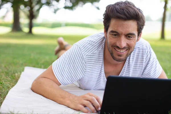 Mann Arbeitet Mit Laptop Freien — Stockfoto
