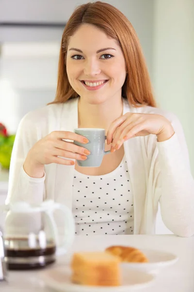 Žena Sama Snídaně Stůl Drží Šálek Kávy — Stock fotografie