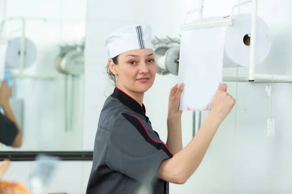 Female Butcher Pulling Paper Dispensing Roll — Stock Photo, Image