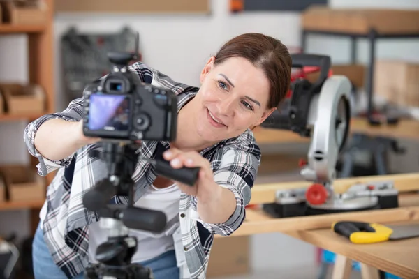 Kobieta Przygotowanie Kamery Dla Diy Blog — Zdjęcie stockowe