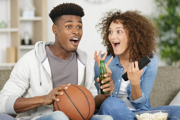 Paar Beobachtet Basketball Spiel — Stockfoto