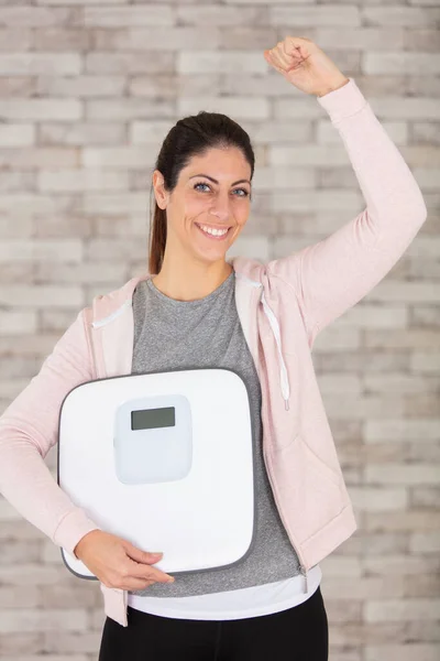 Thoughtful Fitness Woman Holding Weight Scale — Stock Photo, Image
