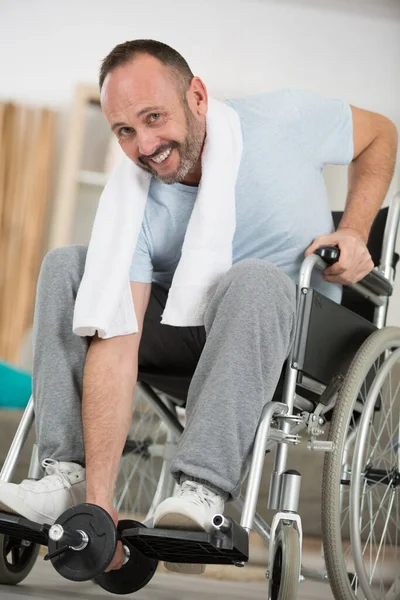 Μεσήλικας Ασθενής Αναπηρική Καρέκλα Ανύψωσης Αλτήρα Στην Κλινική — Φωτογραφία Αρχείου
