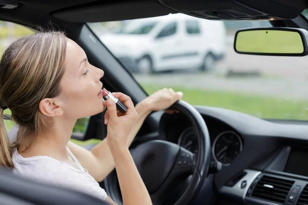 Woman Putting Lipstick While Steering Wheel — Stock Photo, Image