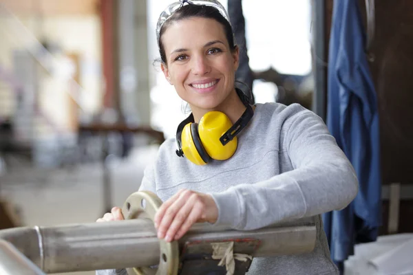 Šťastný Ženský Inženýr Usmívá Kamery — Stock fotografie
