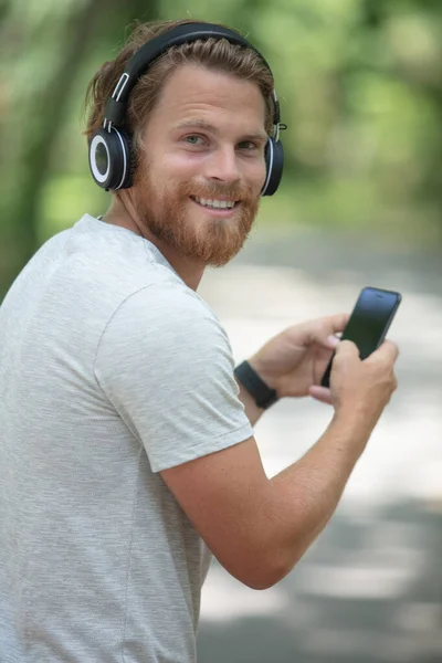 Jeune Homme Joyeux Écoute Musique Dans Parc — Photo