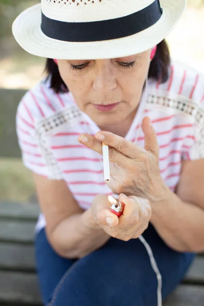 Seniorin Raucht Zigarette Aus Nächster Nähe — Stockfoto