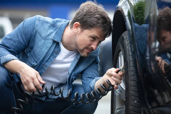 Чоловік Автомобіліст Надуває Шину Своєї Машини — стокове фото