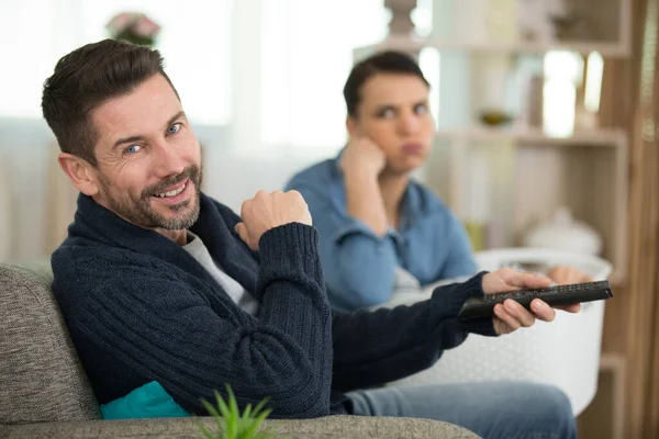 Frau Ärgert Sich Über Ihren Partner Vor Dem Fernseher — Stockfoto