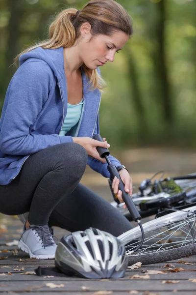 Junge Frau Pumpt Reifen Ihres Fahrrads Auf — Stockfoto