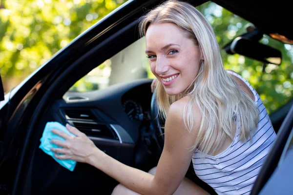Mulher Limpando Seu Cockpit Carro Usando Spray Pano Microfibra — Fotografia de Stock