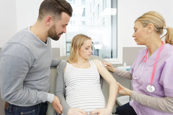 Doctor Consulting Patients Partner Childbirth — Stock Photo, Image