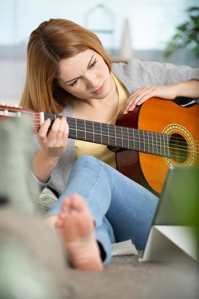 Mujer Joven Tocando Una Guitarra Casa — Foto de Stock