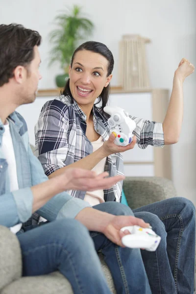 Sorrindo Casal Jogando Videogame Com Joysticks — Fotografia de Stock