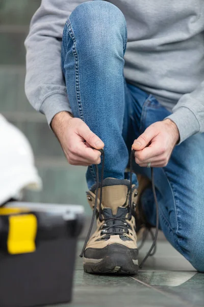 Female Worker Doing Her Laces — Stock Photo, Image