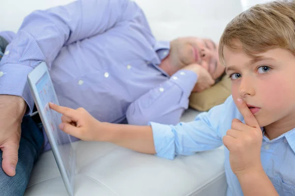 Ung Pojke Som Använder Tablett Utan Tillstånd — Stockfoto