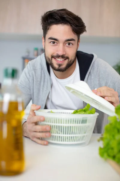 Mann Holt Salatgemüse Aus Schüssel Mit Wasser — Stockfoto