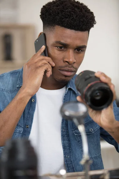 Mężczyzna Telefonie Trzyma Obiektyw Kamery — Zdjęcie stockowe