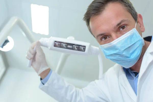 Guapo Dentista Masculino Consultorio Dental —  Fotos de Stock