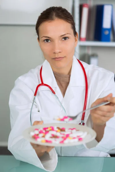 Doctor Showing Plate Pills Patient — Stock Photo, Image