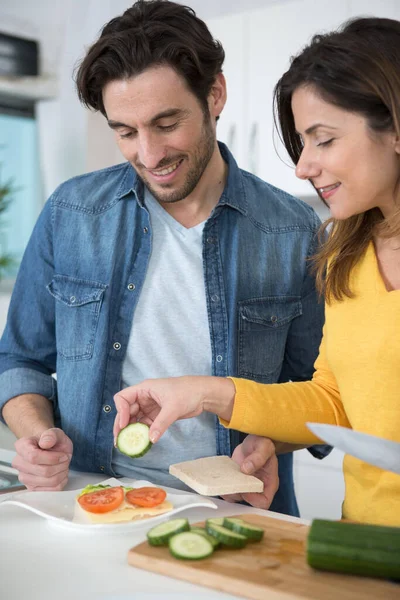 Schönes Paar Der Küche Bereitet Ein Sandwich — Stockfoto