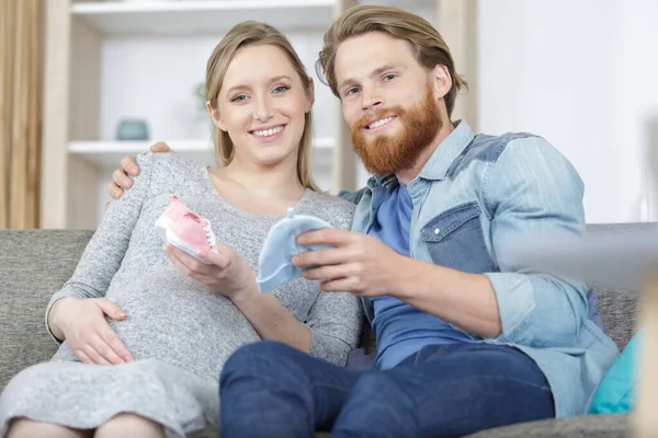 Gravid Lycklig Par Med Babytillbehör — Stockfoto