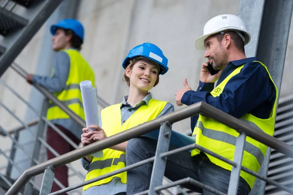 Arbetare Med Hatt Håller Tummen Upp Till Kvinnlig Kollega — Stockfoto