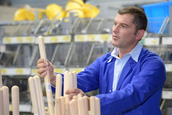 Arbeiter Schaut Sich Verpacktes Produkt Baumarkt — Stockfoto