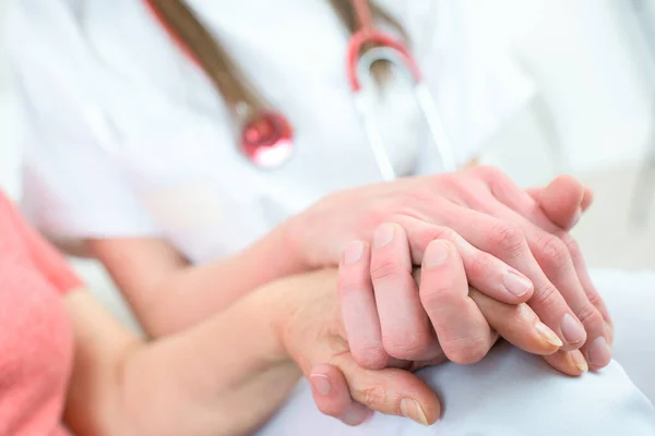 Läkare Som Håller Patientens Hand Med Omsorg Som Ger Komfort — Stockfoto