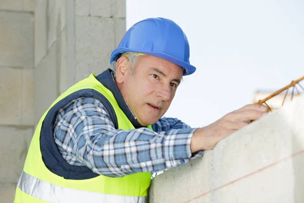 Reifer Bauarbeiter Hält Betonklötze Für Hausbau — Stockfoto