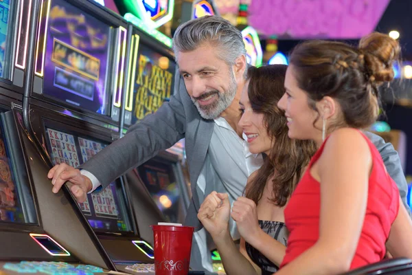Vrienden Casino Een Slotmachine — Stockfoto