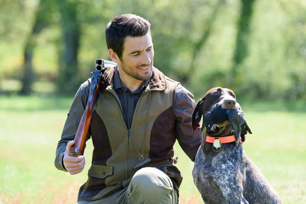 Mann Mit Seinem Hund Auf Der Jagd — Stockfoto